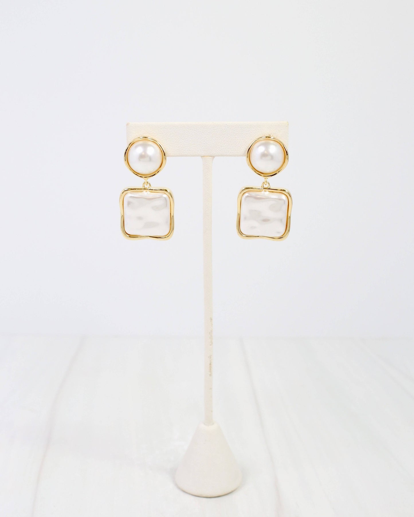 Richmond Pearl Drop Earring Gold: Default