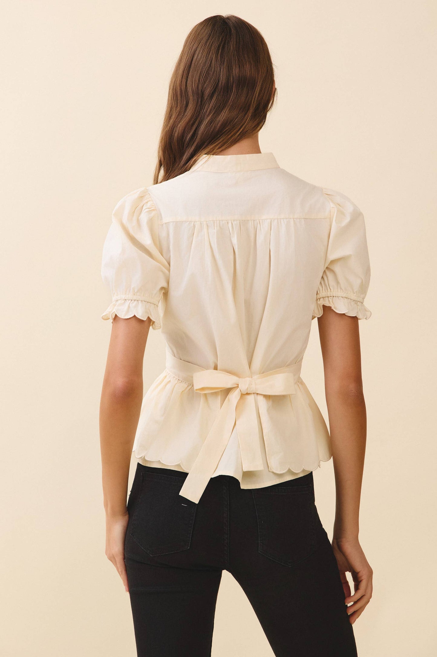 Split Neck Scalloped Elastic Cuff Short Sleeve Top: CREAM