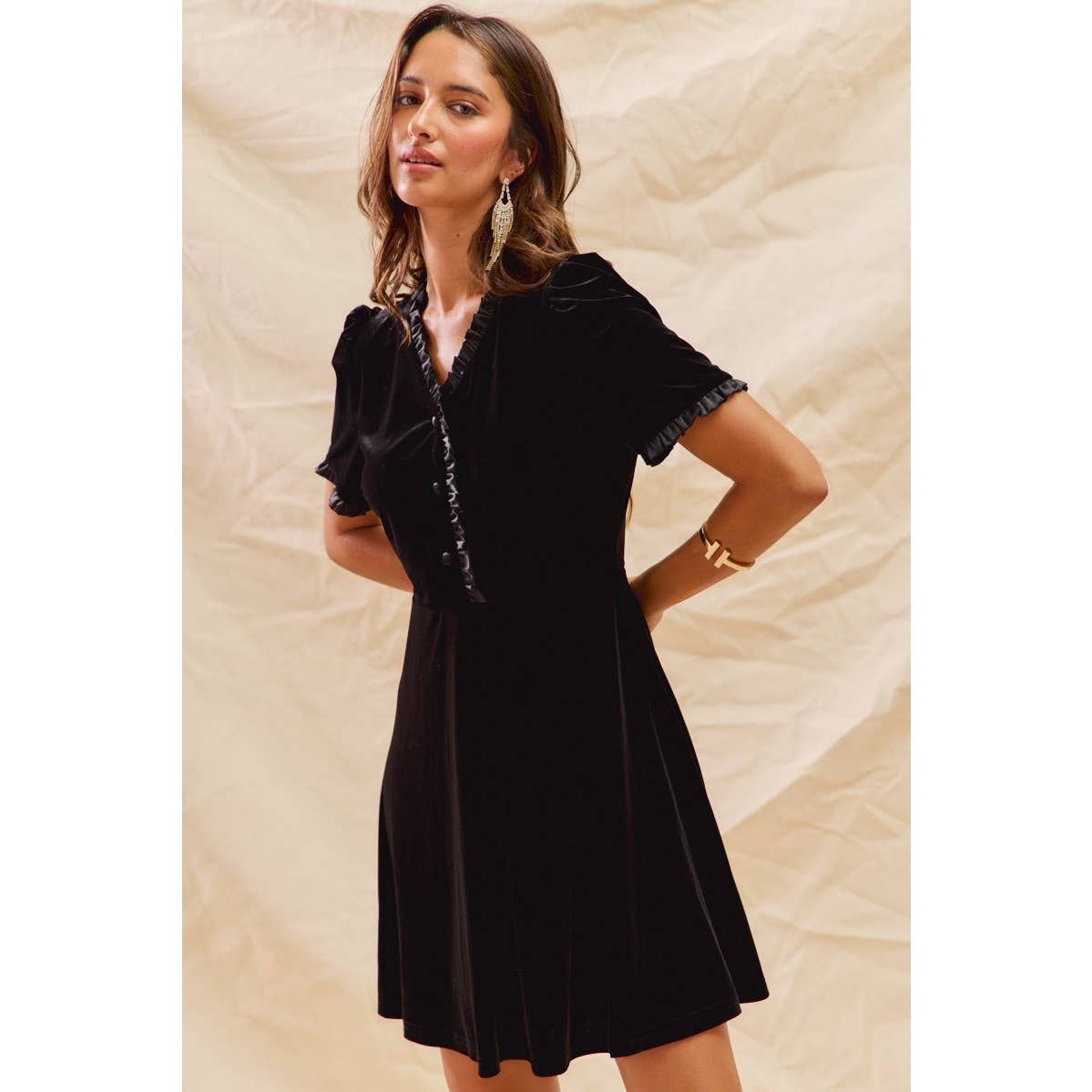 CHRISTMAS HOLIDAY VELVET RUFFLED MINI DRESS: BLACK / L