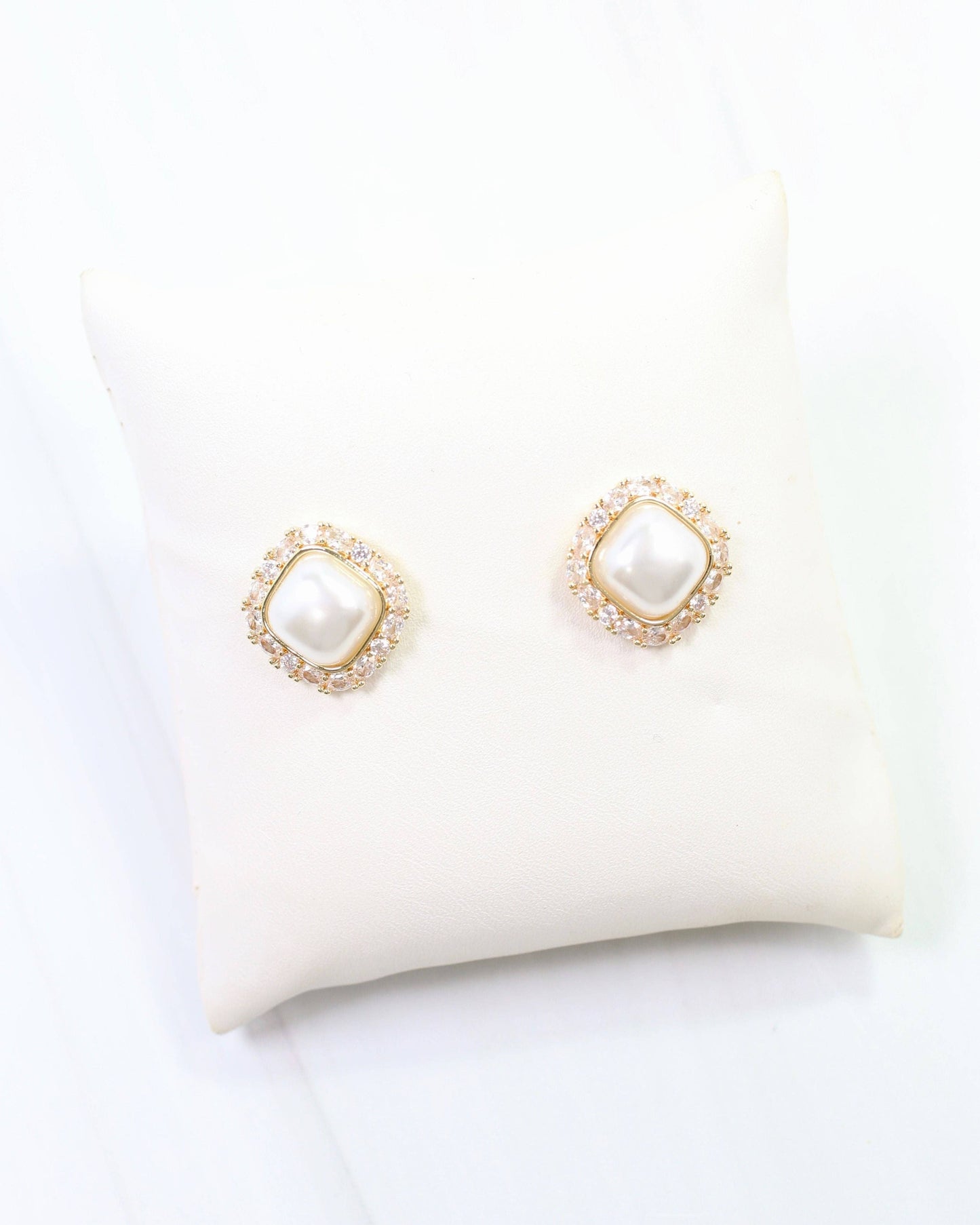 Bethany Pearl Stud Gold: Default