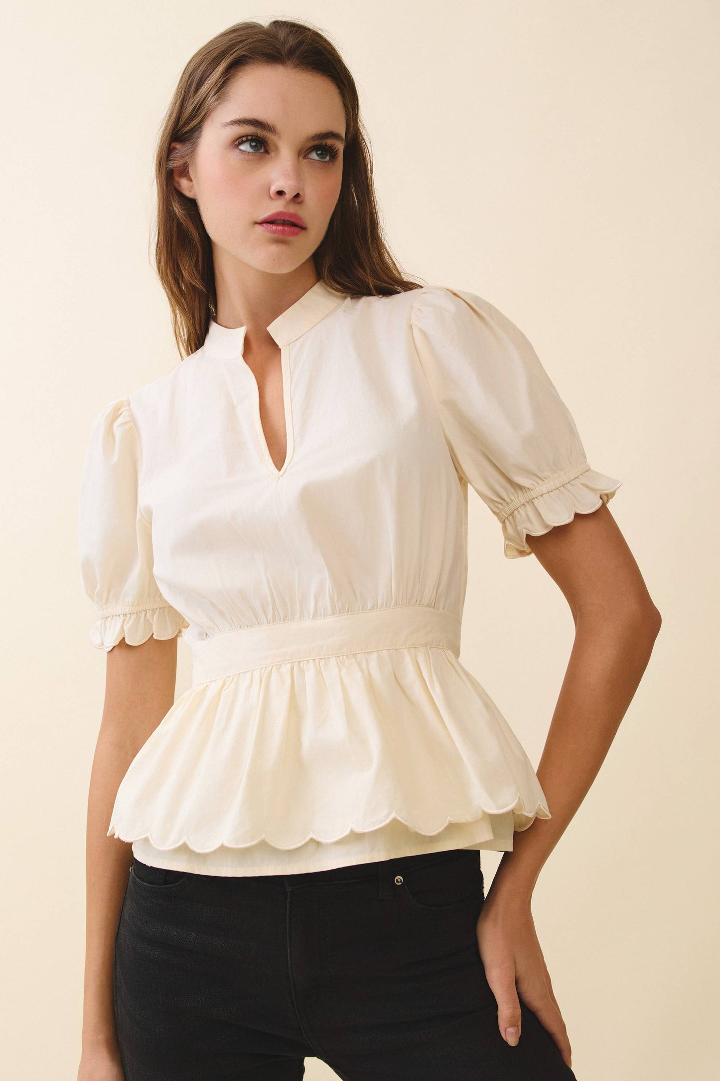 Split Neck Scalloped Elastic Cuff Short Sleeve Top: CHOCOLATE