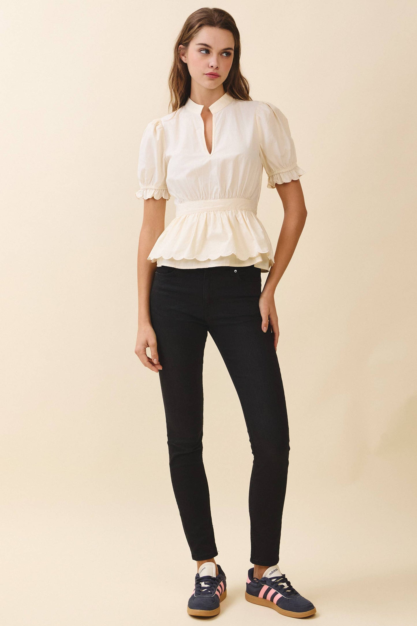 Split Neck Scalloped Elastic Cuff Short Sleeve Top: CREAM