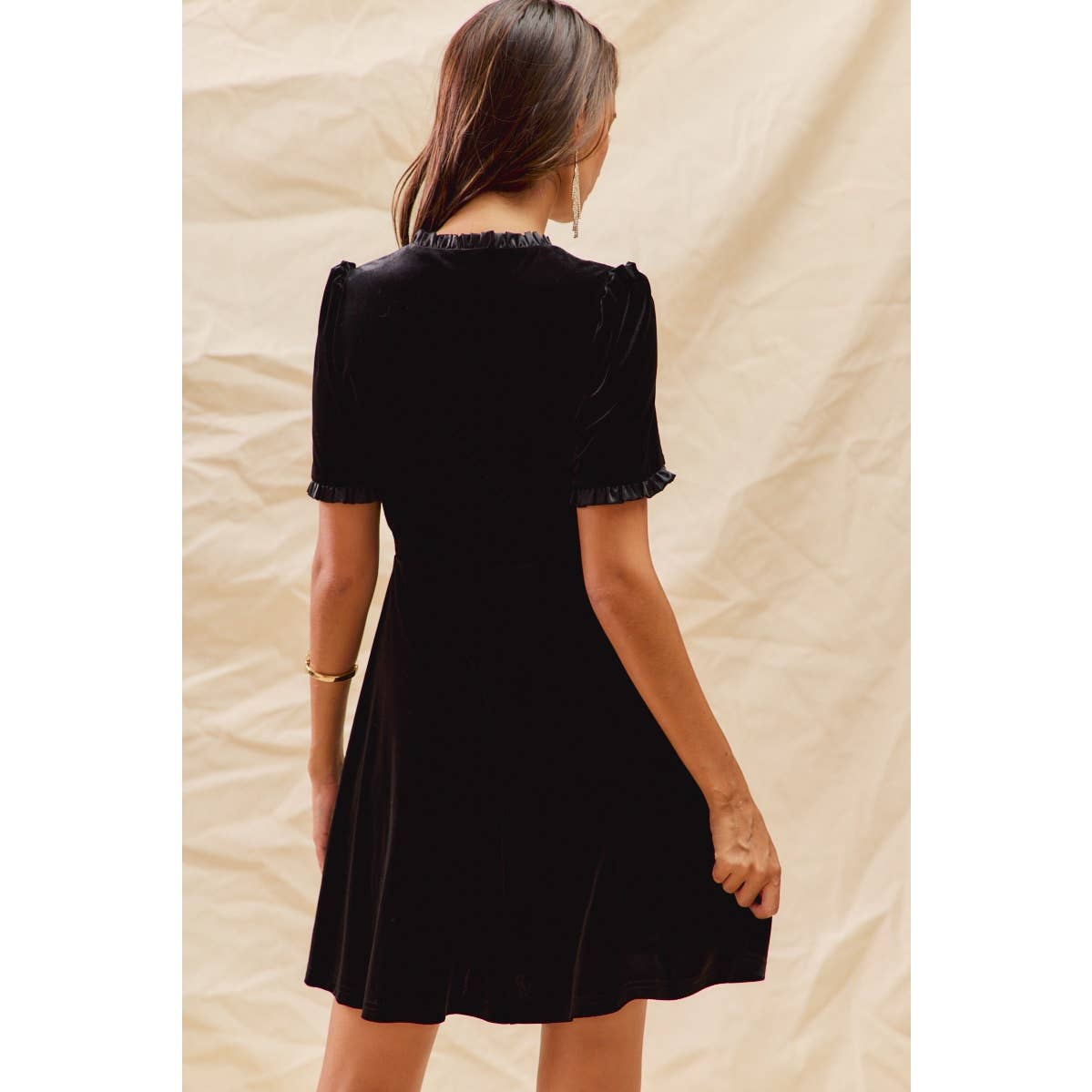 CHRISTMAS HOLIDAY VELVET RUFFLED MINI DRESS: BLACK / M